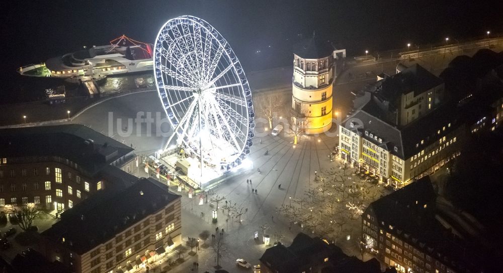 Nachtluftbild Düsseldorf - Nachtluftbild vom Weihnachtsmarkt Riesenrad auf dem Burgplatz am Schlossturm in Düsseldorf im Bundesland Nordrhein-Westfalen