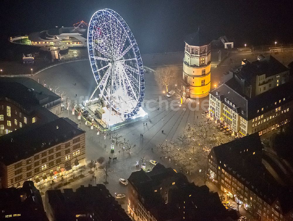 Nacht-Luftaufnahme Düsseldorf - Nachtluftbild vom Weihnachtsmarkt Riesenrad auf dem Burgplatz am Schlossturm in Düsseldorf im Bundesland Nordrhein-Westfalen