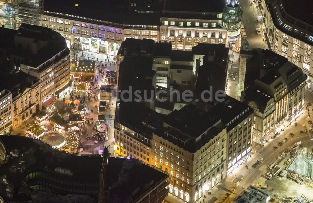 Düsseldorf bei Nacht von oben - Nachtluftbild vom Weihnachtsmarkt auf dem Schadowplatz zwischen Schadowarkaden und der Koe-Bogen-Baustelle in Düsseldorf im Bundesland Nordrhein-Westfalen