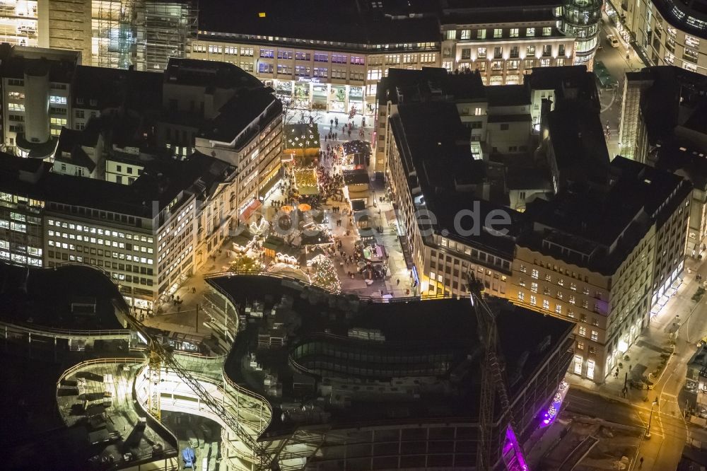 Düsseldorf bei Nacht von oben - Nachtluftbild vom Weihnachtsmarkt auf dem Schadowplatz zwischen Schadowarkaden und der Koe-Bogen-Baustelle in Düsseldorf im Bundesland Nordrhein-Westfalen