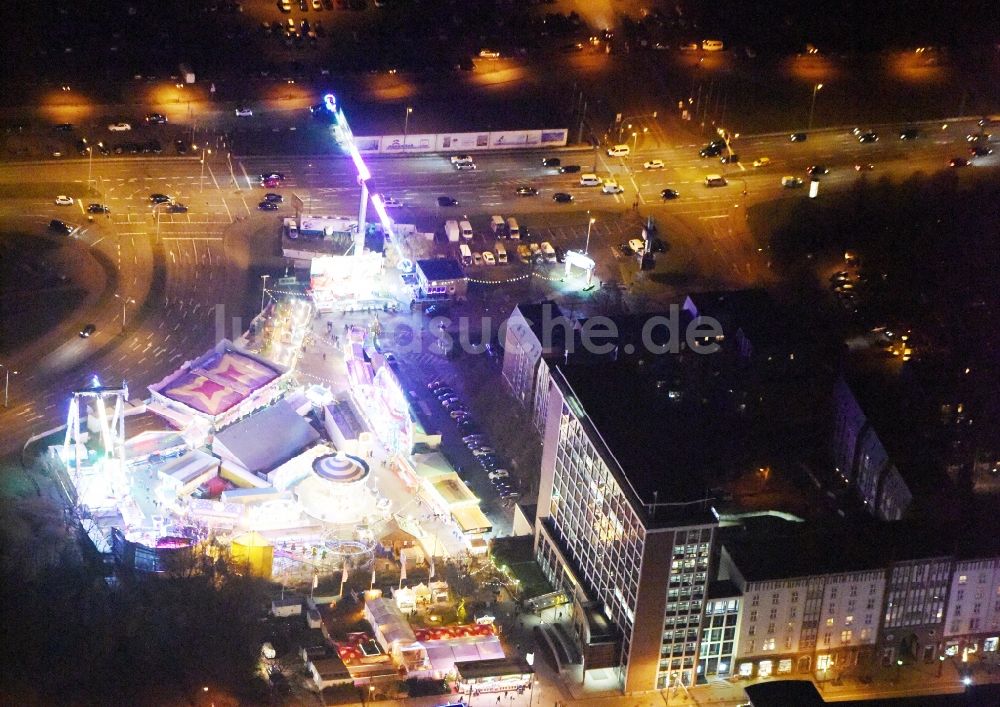 Rostock bei Nacht aus der Vogelperspektive: Nachtluftbild vom Weihnachtsmarkt- Veranstaltungsgelände Am Kanonsberg - Lange Straße in Rostock im Bundesland Mecklenburg-Vorpommern