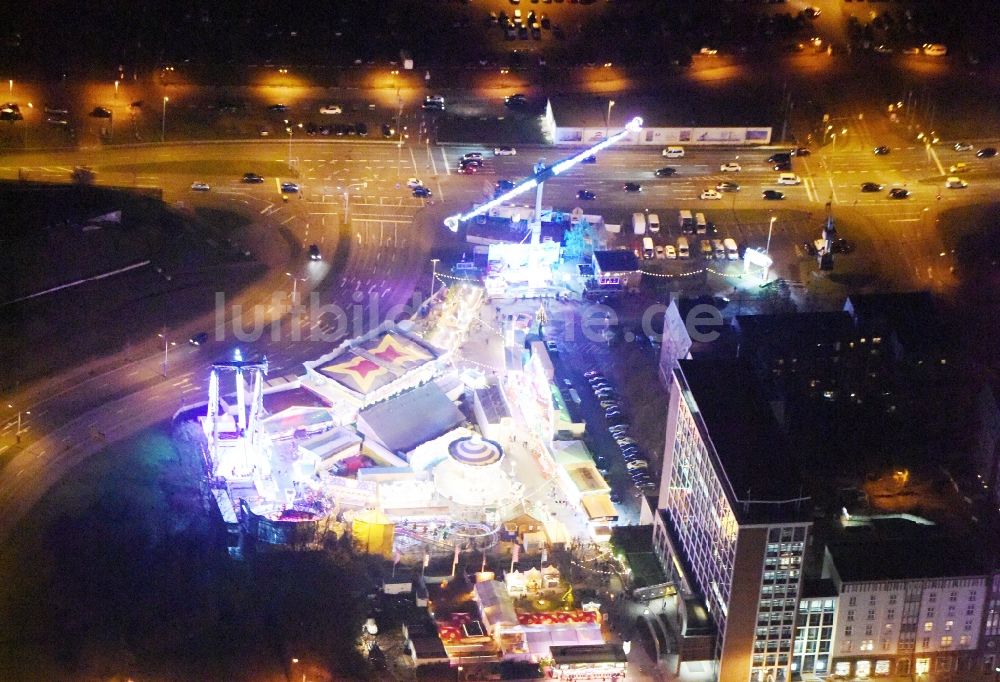 Nachtluftbild Rostock - Nachtluftbild vom Weihnachtsmarkt- Veranstaltungsgelände Am Kanonsberg - Lange Straße in Rostock im Bundesland Mecklenburg-Vorpommern