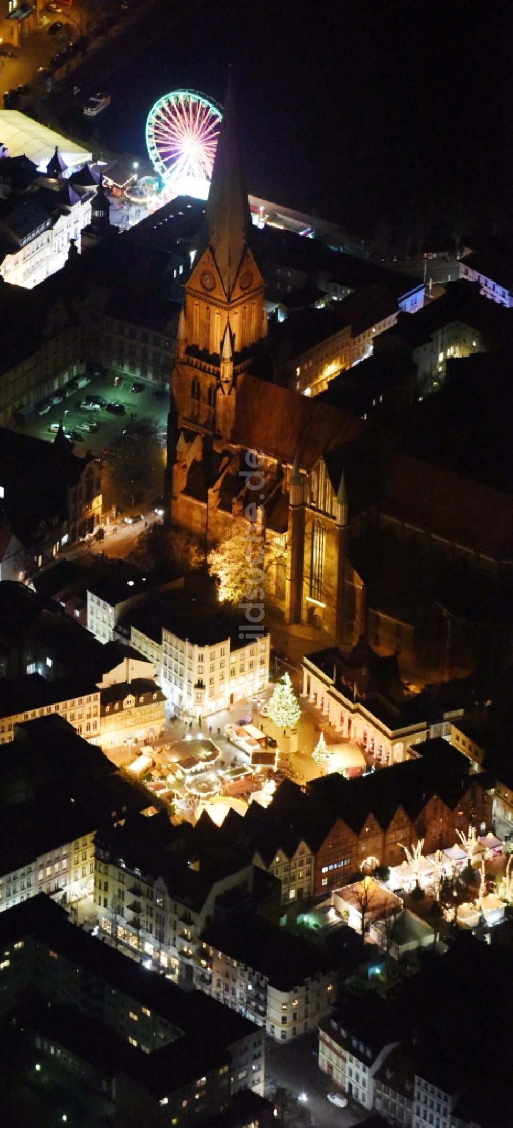 Nachtluftbild Schwerin - Nachtluftbild vom Weihnachtsmarkt- Veranstaltungsgelände am Markt am Dom in Schwerin im Bundesland Mecklenburg-Vorpommern