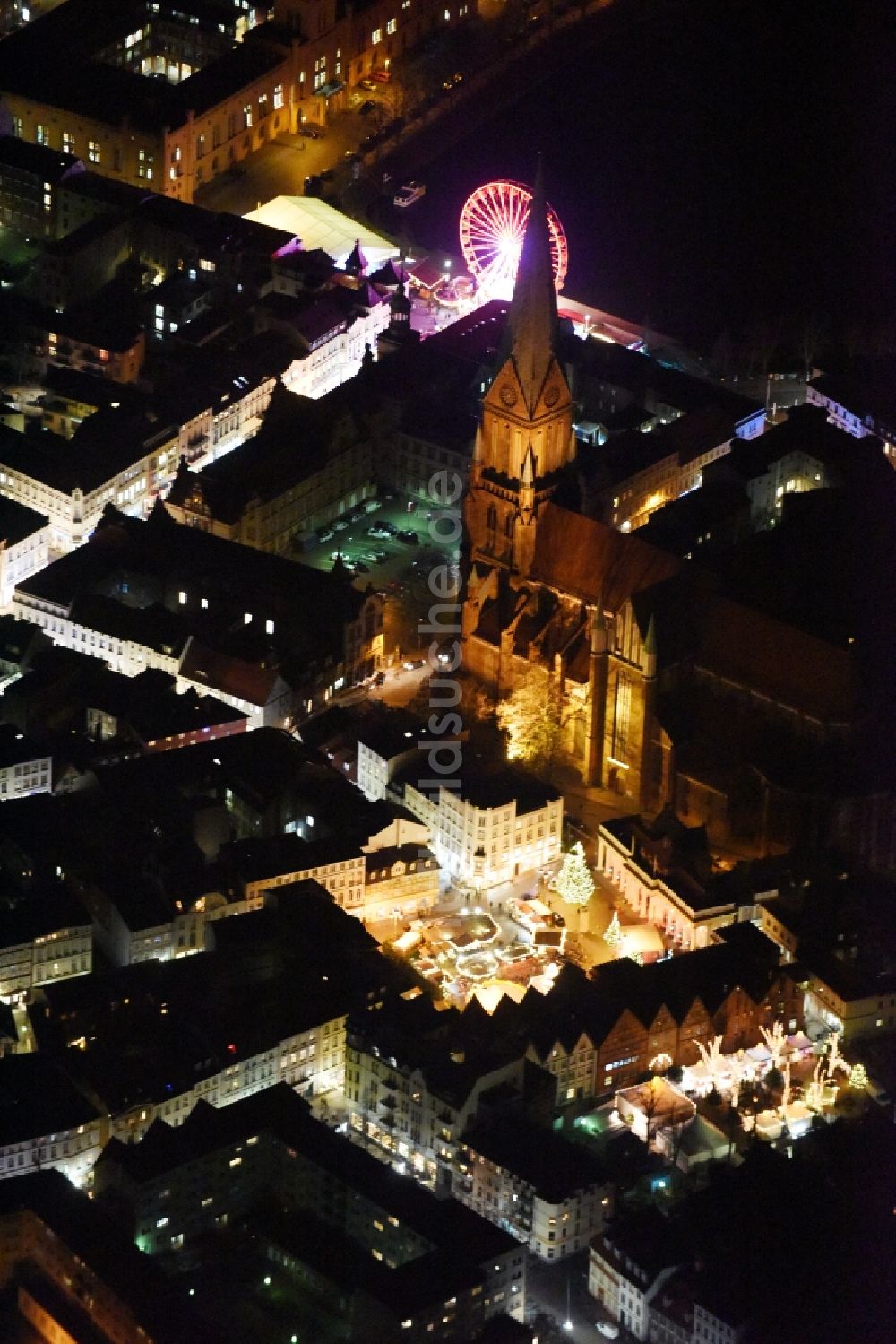 Schwerin bei Nacht von oben - Nachtluftbild vom Weihnachtsmarkt- Veranstaltungsgelände am Markt am Dom in Schwerin im Bundesland Mecklenburg-Vorpommern