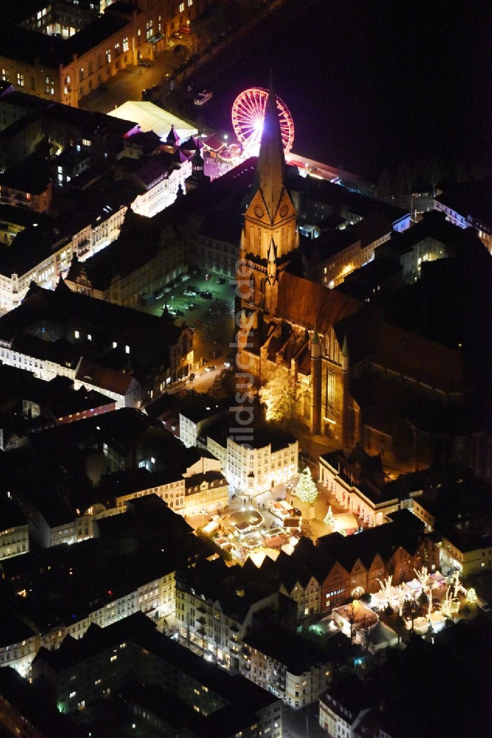 Schwerin bei Nacht aus der Vogelperspektive: Nachtluftbild vom Weihnachtsmarkt- Veranstaltungsgelände am Markt am Dom in Schwerin im Bundesland Mecklenburg-Vorpommern