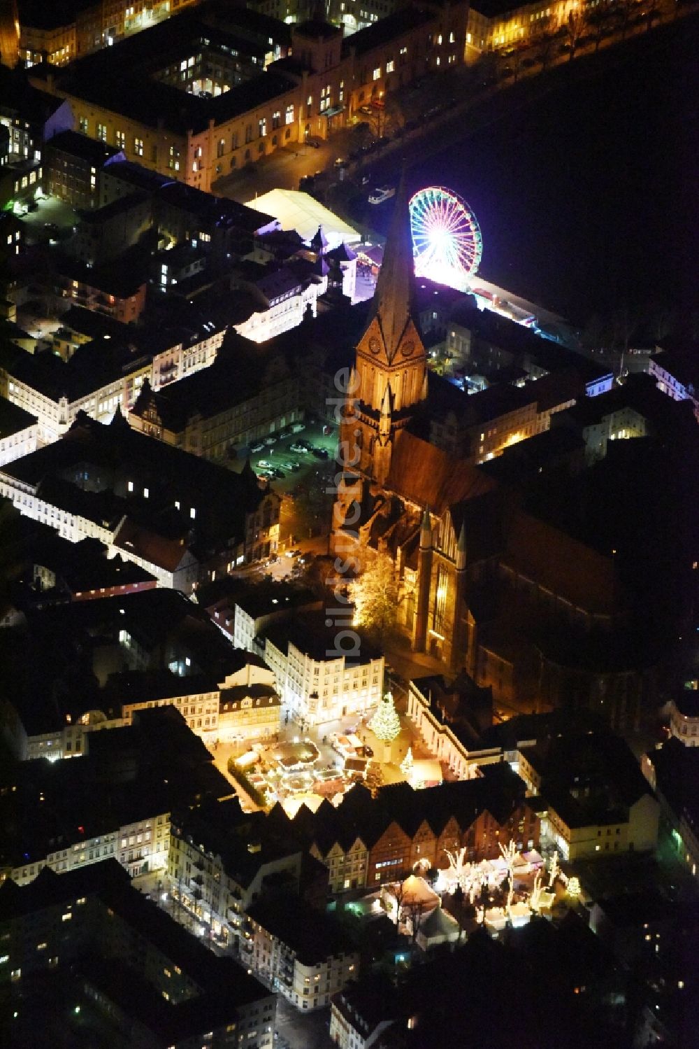 Nachtluftbild Schwerin - Nachtluftbild vom Weihnachtsmarkt- Veranstaltungsgelände am Markt am Dom in Schwerin im Bundesland Mecklenburg-Vorpommern