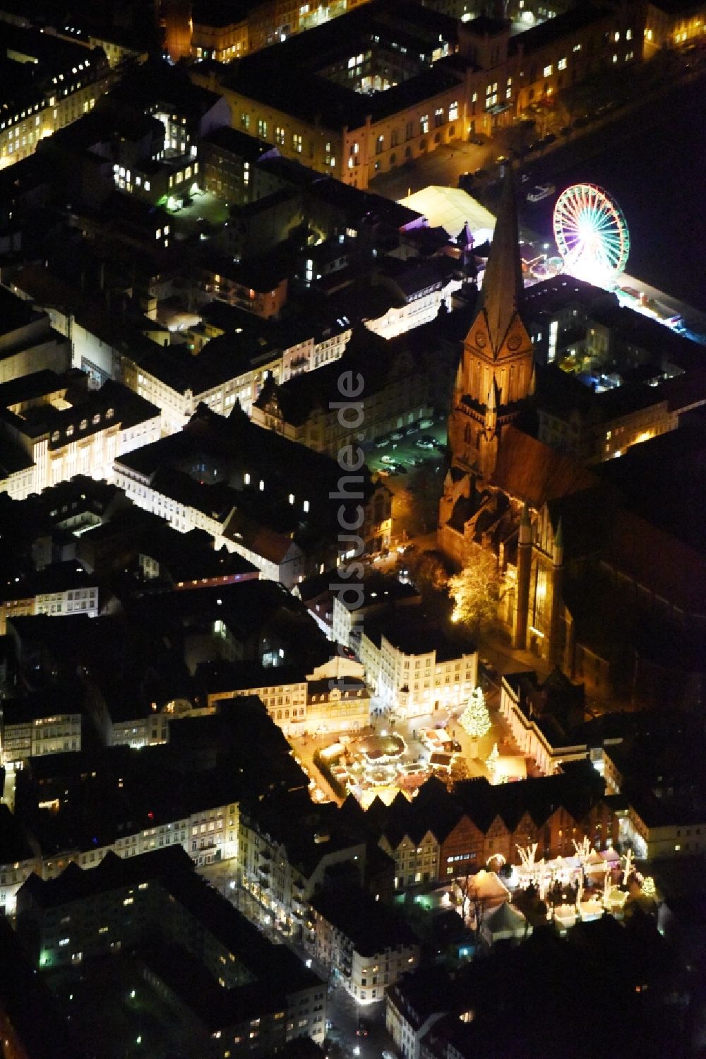 Nacht-Luftaufnahme Schwerin - Nachtluftbild vom Weihnachtsmarkt- Veranstaltungsgelände am Markt am Dom in Schwerin im Bundesland Mecklenburg-Vorpommern