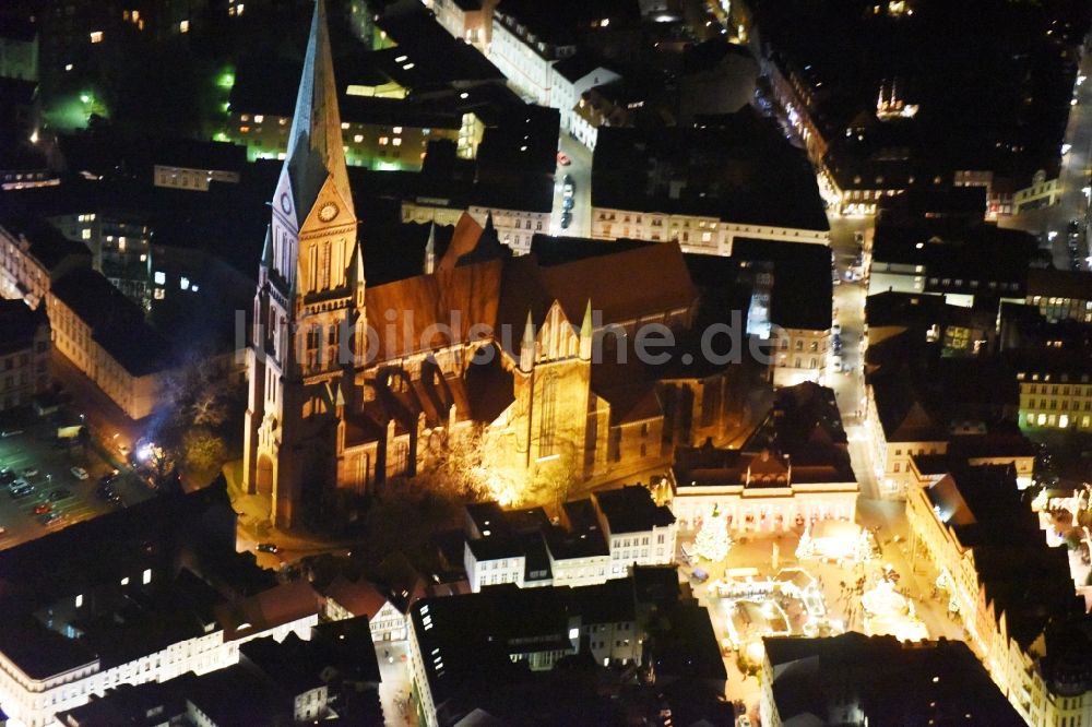 Nachtluftbild Schwerin - Nachtluftbild vom Weihnachtsmarkt- Veranstaltungsgelände am Markt am Dom in Schwerin im Bundesland Mecklenburg-Vorpommern