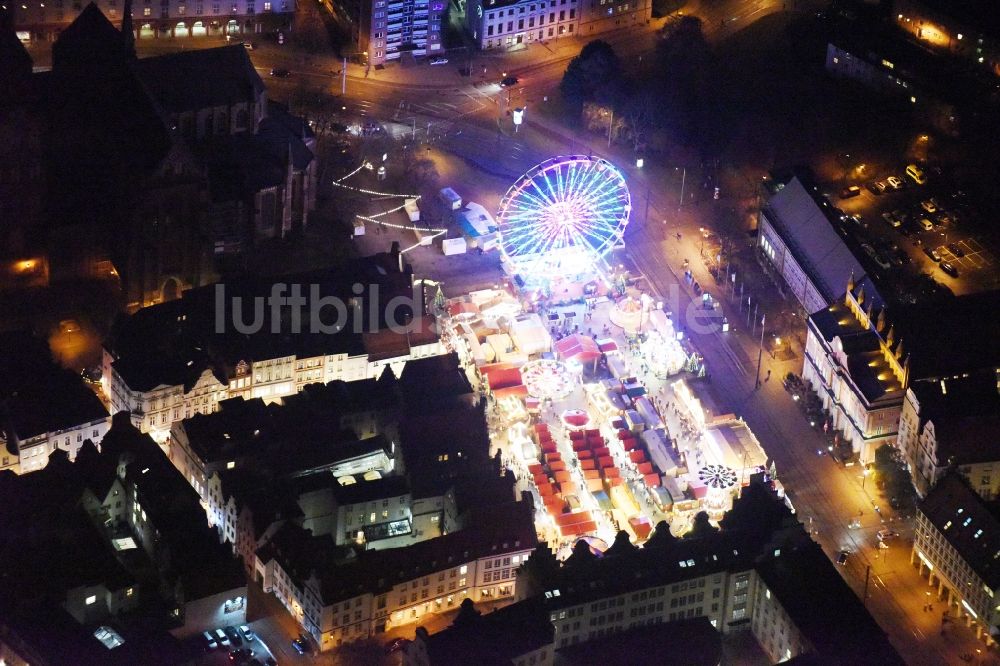 Rostock bei Nacht aus der Vogelperspektive: Nachtluftbild vom Weihnachtsmarkt- Veranstaltungsgelände am Neuen Markt in Rostock im Bundesland Mecklenburg-Vorpommern