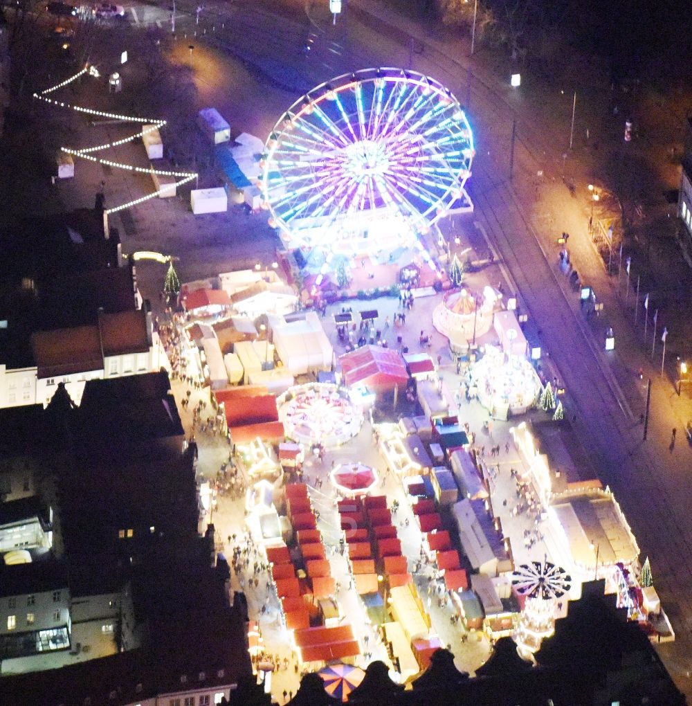 Nachtluftbild Rostock - Nachtluftbild vom Weihnachtsmarkt- Veranstaltungsgelände am Neuen Markt in Rostock im Bundesland Mecklenburg-Vorpommern