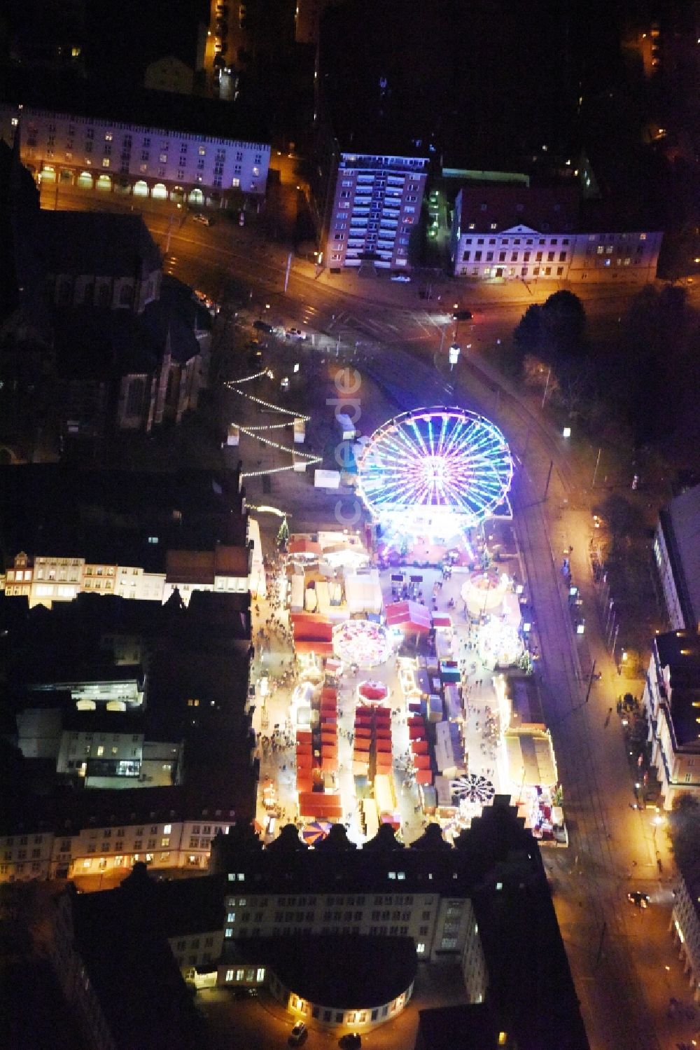 Rostock bei Nacht von oben - Nachtluftbild vom Weihnachtsmarkt- Veranstaltungsgelände am Neuen Markt in Rostock im Bundesland Mecklenburg-Vorpommern