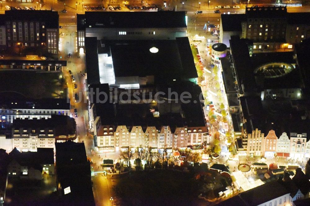 Rostock bei Nacht aus der Vogelperspektive: Nachtluftbild vom Weihnachtsmarkt- Veranstaltungsgelände in Rostock im Bundesland Mecklenburg-Vorpommern