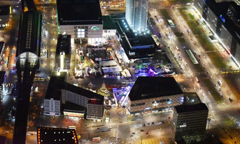 Berlin bei Nacht aus der Vogelperspektive: Nachtluftbild vom Weihnachtsmarkt- Veranstaltungsgelände und Verkaufs- Hütten und Buden auf dem Alexanderplatz in Berlin