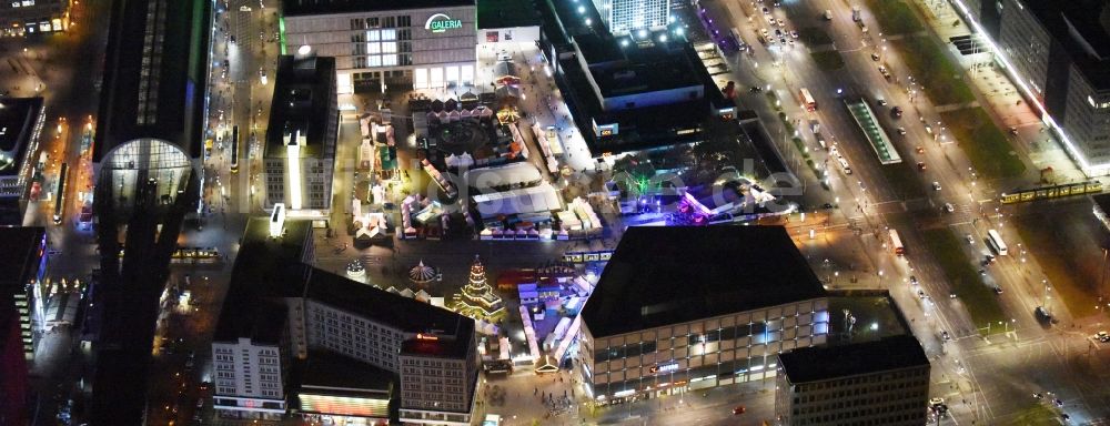 Nachtluftbild Berlin - Nachtluftbild vom Weihnachtsmarkt- Veranstaltungsgelände und Verkaufs- Hütten und Buden auf dem Alexanderplatz in Berlin