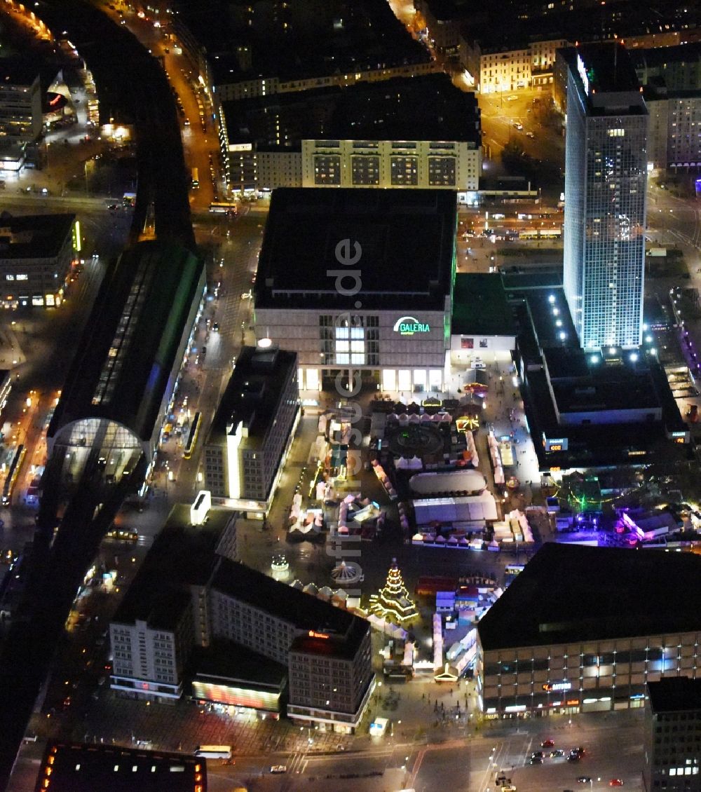 Nacht-Luftaufnahme Berlin - Nachtluftbild vom Weihnachtsmarkt- Veranstaltungsgelände und Verkaufs- Hütten und Buden auf dem Alexanderplatz in Berlin