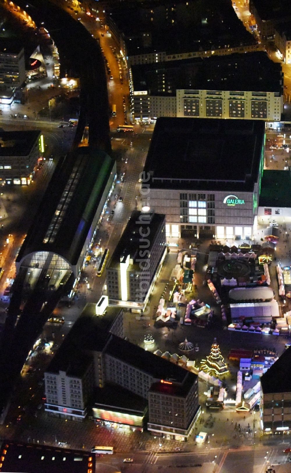 Berlin bei Nacht von oben - Nachtluftbild vom Weihnachtsmarkt- Veranstaltungsgelände und Verkaufs- Hütten und Buden auf dem Alexanderplatz in Berlin