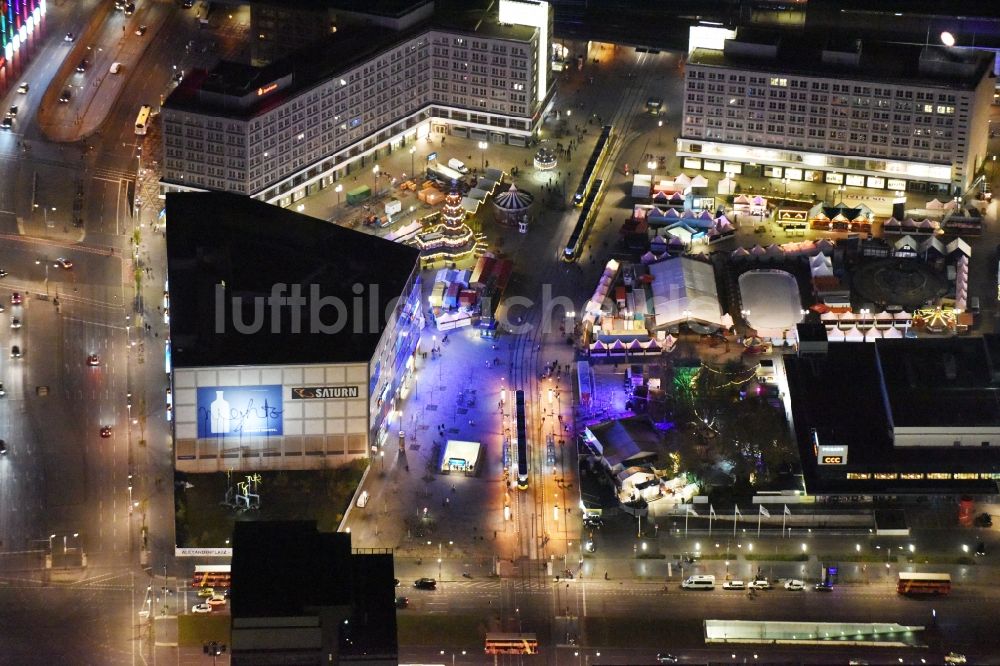 Nacht-Luftaufnahme Berlin - Nachtluftbild vom Weihnachtsmarkt- Veranstaltungsgelände und Verkaufs- Hütten und Buden auf dem Alexanderplatz in Berlin