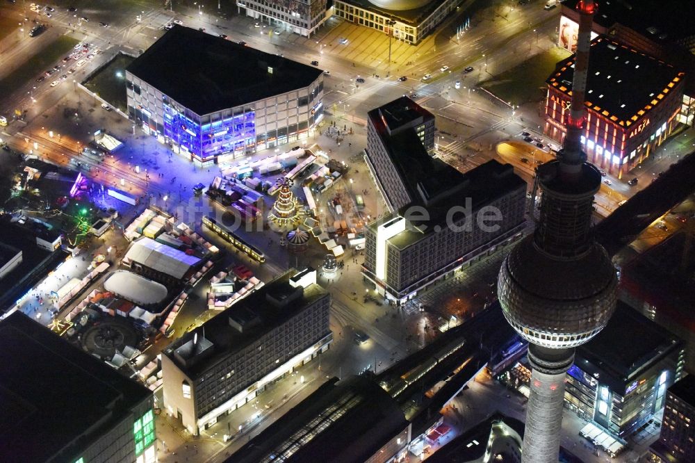 Berlin bei Nacht von oben - Nachtluftbild vom Weihnachtsmarkt- Veranstaltungsgelände und Verkaufs- Hütten und Buden auf dem Alexanderplatz in Berlin