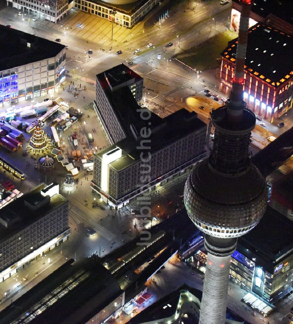 Berlin bei Nacht aus der Vogelperspektive: Nachtluftbild vom Weihnachtsmarkt- Veranstaltungsgelände und Verkaufs- Hütten und Buden auf dem Alexanderplatz in Berlin