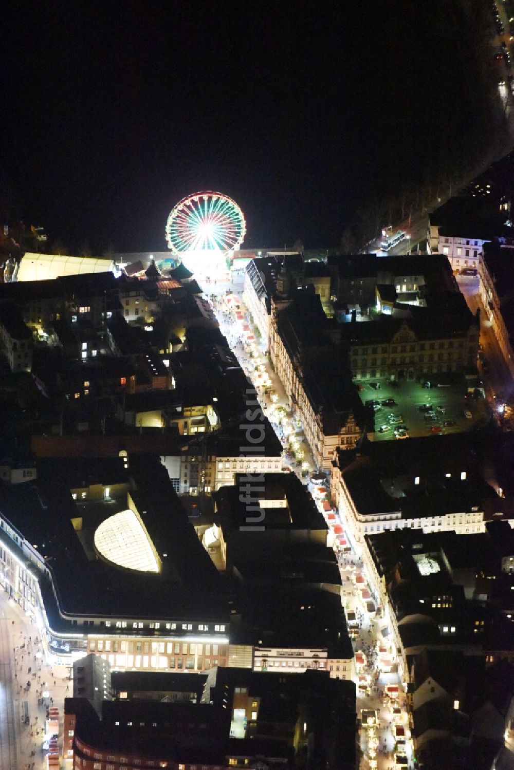 Schwerin bei Nacht aus der Vogelperspektive: Nachtluftbild vom Weihnachtsmarkt- Veranstaltungsgelände und Verkaufs- Hütten und Buden entlang der Mecklenburgstraße in Schwerin im Bundesland Mecklenburg-Vorpommern