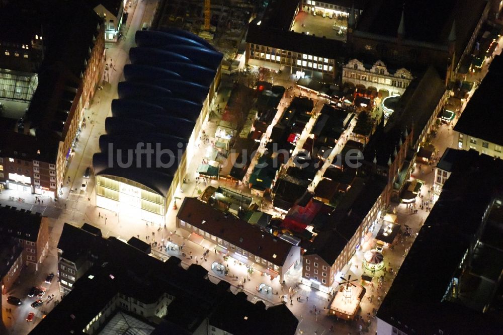 Nacht-Luftaufnahme Lübeck - Nachtluftbild vom Weihnachtsmarkt- Veranstaltungsgelände und Verkaufs- Hütten und Buden auf dem Markt in der Innenstadt Lübeck im Bundesland Schleswig-Holstein