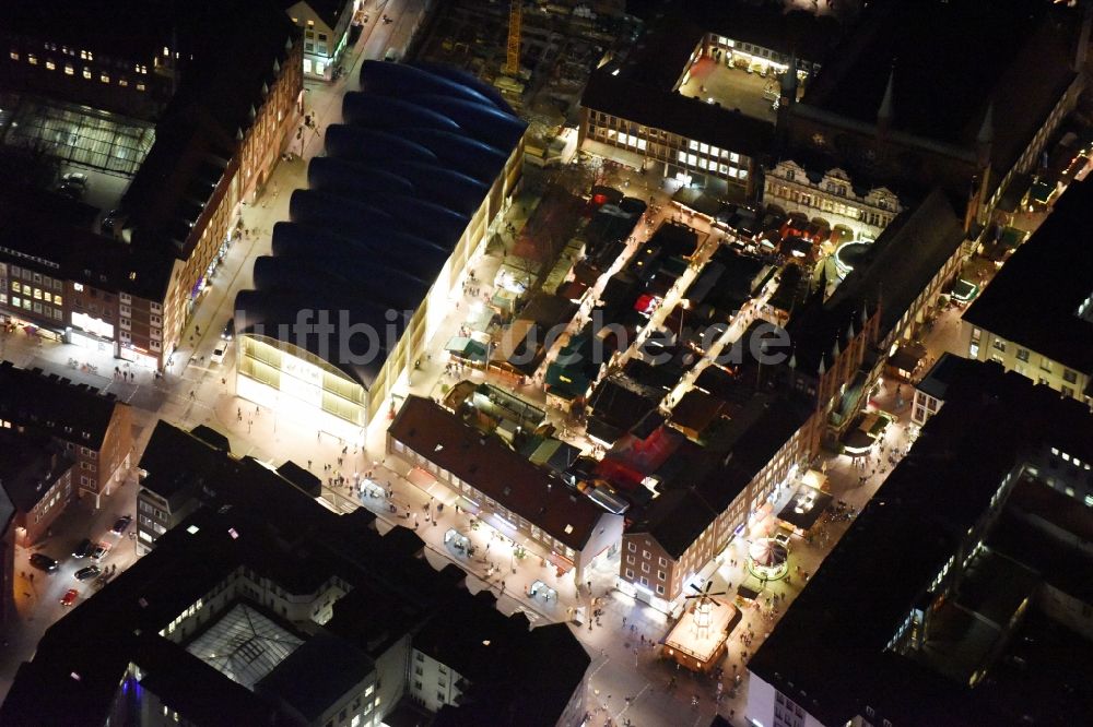 Lübeck bei Nacht aus der Vogelperspektive: Nachtluftbild vom Weihnachtsmarkt- Veranstaltungsgelände und Verkaufs- Hütten und Buden auf dem Markt in der Innenstadt Lübeck im Bundesland Schleswig-Holstein