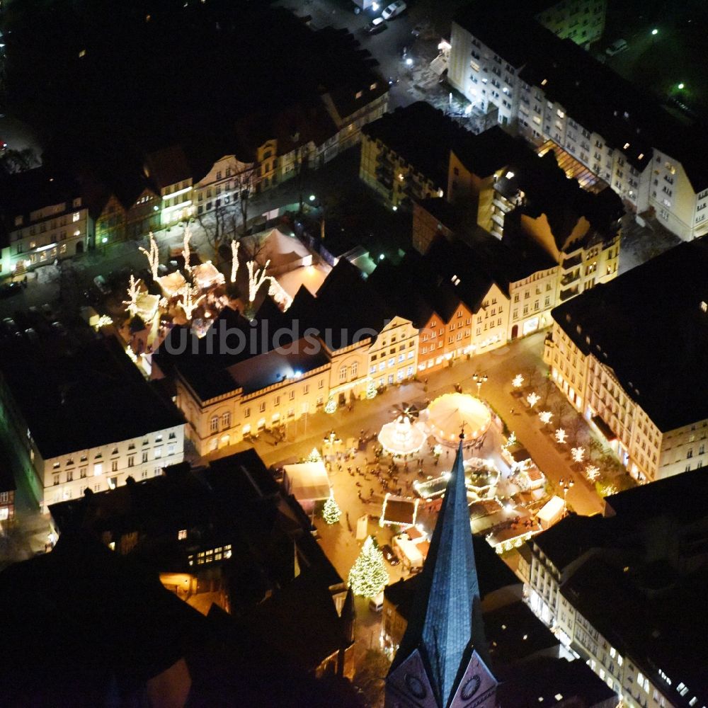 Nacht-Luftaufnahme Schwerin - Nachtluftbild vom Weihnachtsmarkt- Veranstaltungsgelände und Verkaufs- Hütten und Buden Am Markt in Schwerin im Bundesland Mecklenburg-Vorpommern