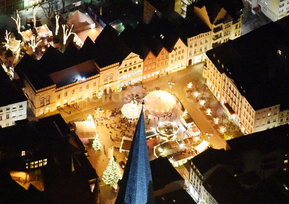 Schwerin bei Nacht von oben - Nachtluftbild vom Weihnachtsmarkt- Veranstaltungsgelände und Verkaufs- Hütten und Buden Am Markt in Schwerin im Bundesland Mecklenburg-Vorpommern