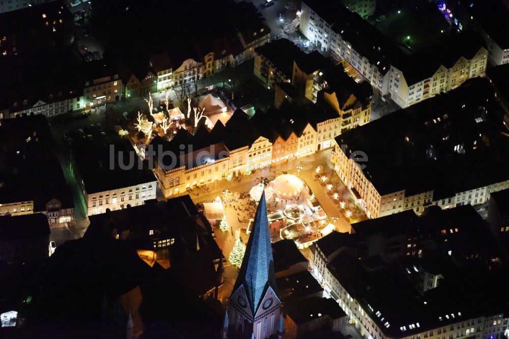 Schwerin bei Nacht aus der Vogelperspektive: Nachtluftbild vom Weihnachtsmarkt- Veranstaltungsgelände und Verkaufs- Hütten und Buden Am Markt in Schwerin im Bundesland Mecklenburg-Vorpommern