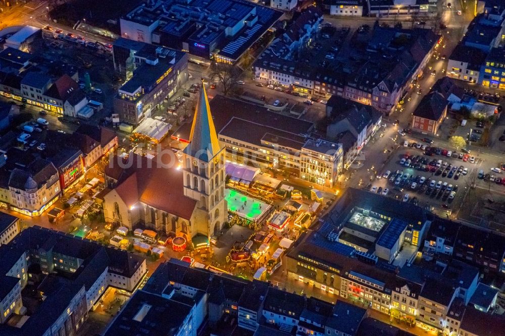 Nacht-Luftaufnahme Hamm - Nachtluftbild vom Weihnachtsmarkt- Veranstaltungsgelände und Verkaufs- Hütten und Buden auf dem Marktplatz an der Pauluskirche in Hamm im Bundesland Nordrhein-Westfalen