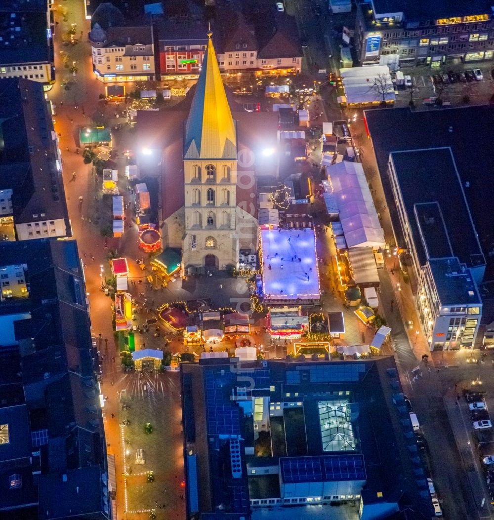 Hamm bei Nacht von oben - Nachtluftbild vom Weihnachtsmarkt- Veranstaltungsgelände und Verkaufs- Hütten und Buden auf dem Marktplatz an der Pauluskirche in Hamm im Bundesland Nordrhein-Westfalen