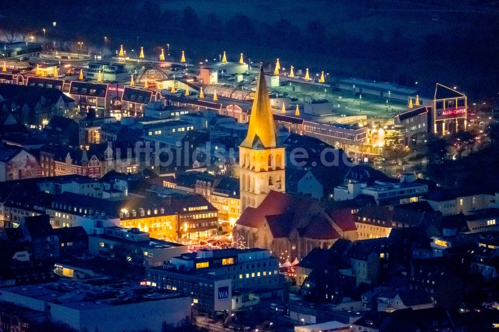 Nacht-Luftaufnahme Hamm - Nachtluftbild vom Weihnachtsmarkt- Veranstaltungsgelände und Verkaufs- Hütten und Buden auf dem Marktplatz an der Pauluskirche in Hamm im Bundesland Nordrhein-Westfalen