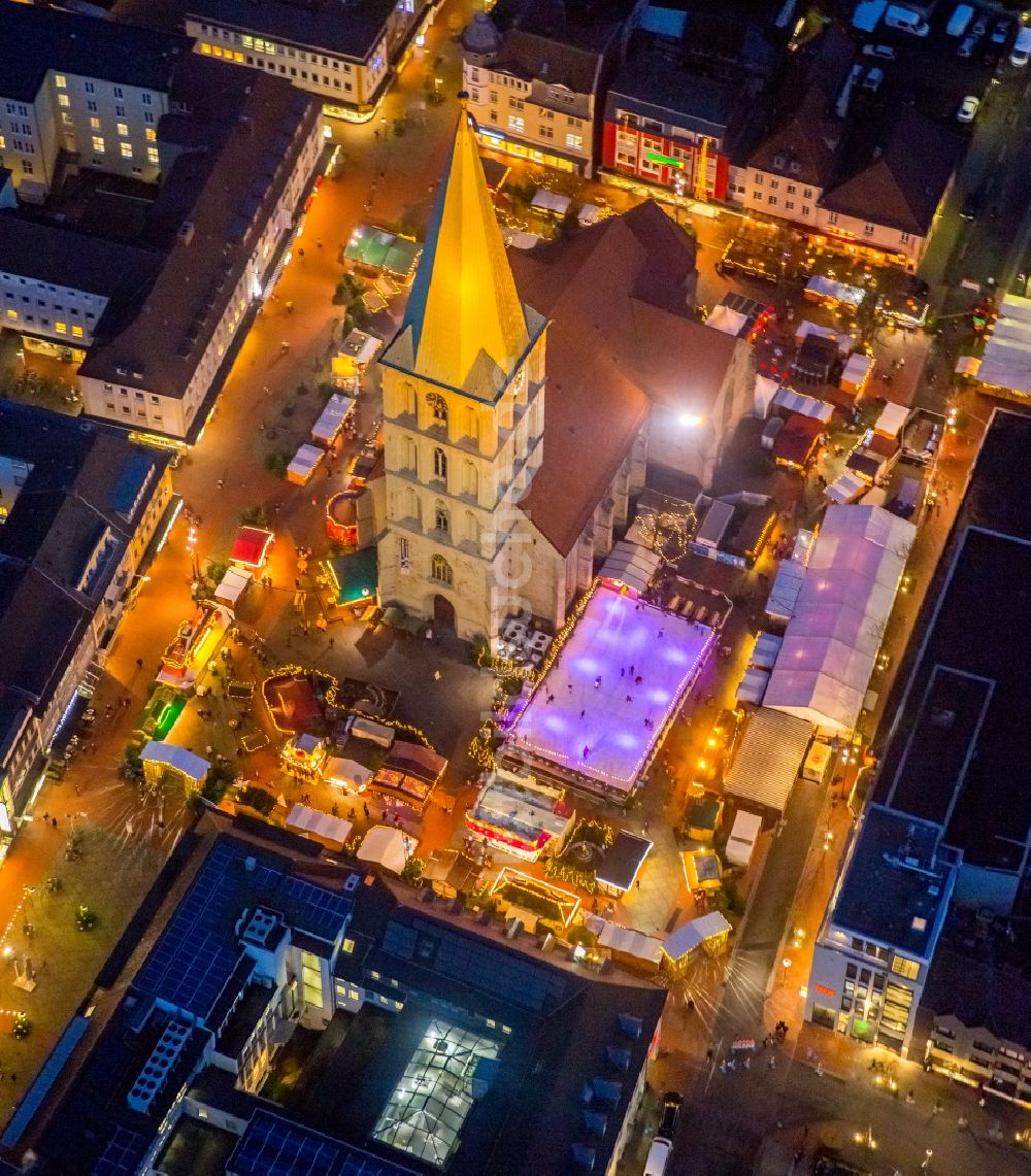 Hamm bei Nacht von oben - Nachtluftbild vom Weihnachtsmarkt- Veranstaltungsgelände und Verkaufs- Hütten und Buden auf dem Marktplatz an der Pauluskirche in Hamm im Bundesland Nordrhein-Westfalen