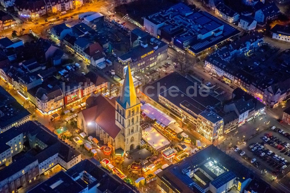 Hamm bei Nacht aus der Vogelperspektive: Nachtluftbild vom Weihnachtsmarkt- Veranstaltungsgelände und Verkaufs- Hütten und Buden auf dem Marktplatz an der Pauluskirche in Hamm im Bundesland Nordrhein-Westfalen