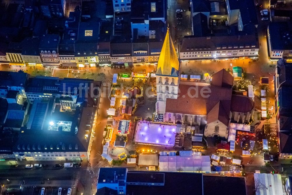 Nachtluftbild Hamm - Nachtluftbild vom Weihnachtsmarkt- Veranstaltungsgelände und Verkaufs- Hütten und Buden auf dem Marktplatz an der Pauluskirche in Hamm im Bundesland Nordrhein-Westfalen