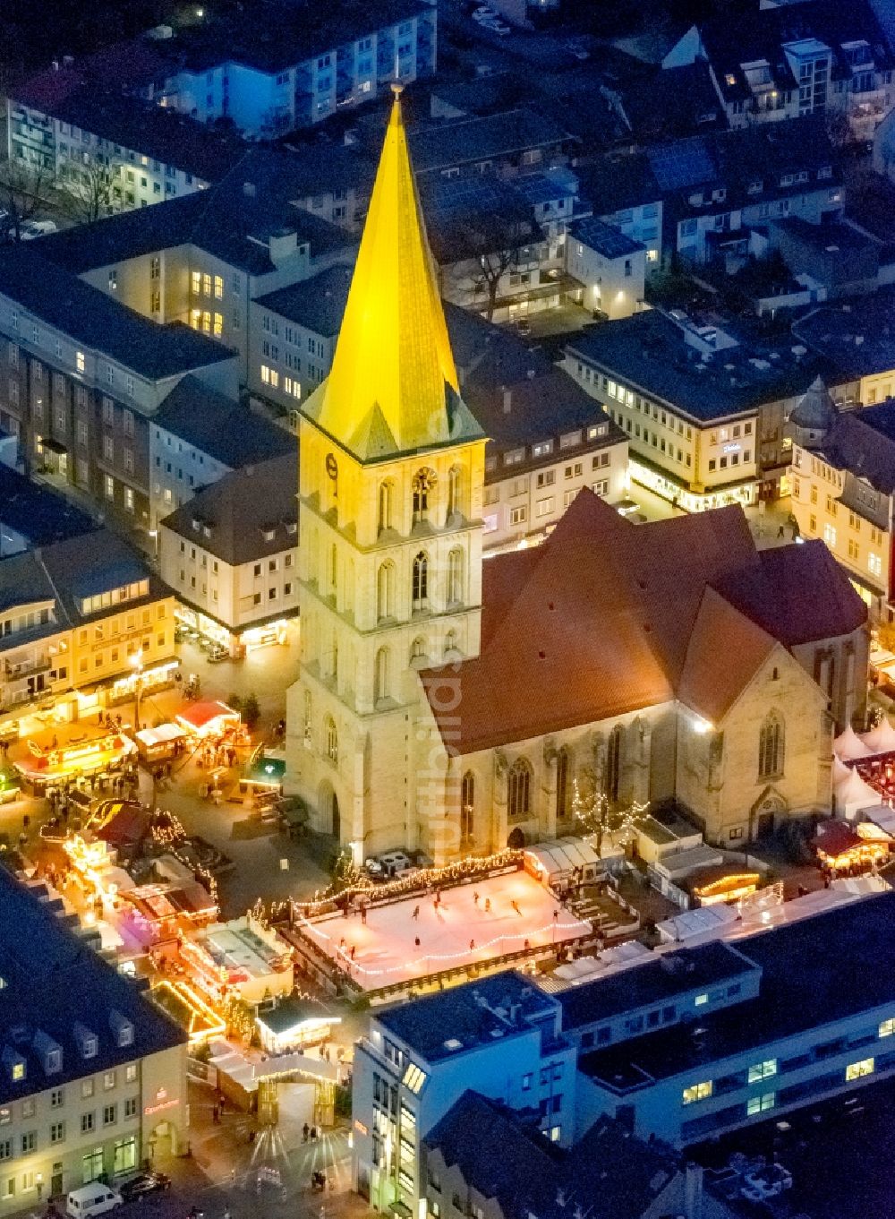 Nacht-Luftaufnahme Hamm - Nachtluftbild vom Weihnachtsmarkt- Veranstaltungsgelände und Verkaufs- Hütten und Buden auf dem Marktplatz an der Pauluskirche in Hamm im Bundesland Nordrhein-Westfalen