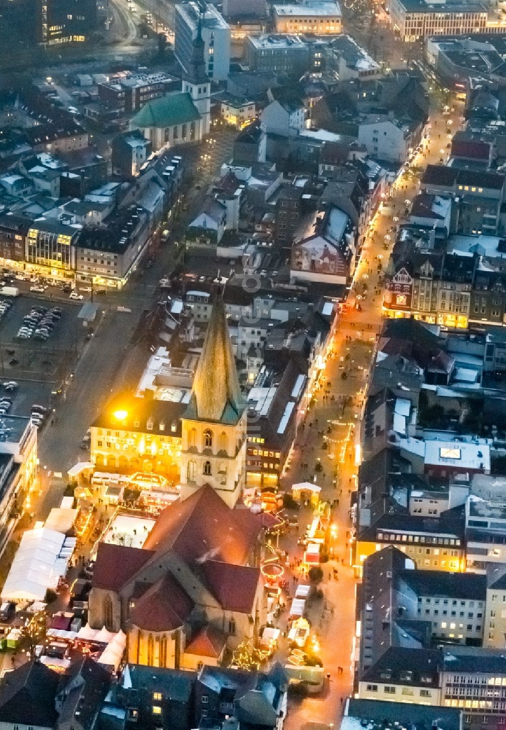 Hamm bei Nacht aus der Vogelperspektive: Nachtluftbild vom Weihnachtsmarkt- Veranstaltungsgelände und Verkaufs- Hütten und Buden auf dem Marktplatz an der Pauluskirche in Hamm im Bundesland Nordrhein-Westfalen