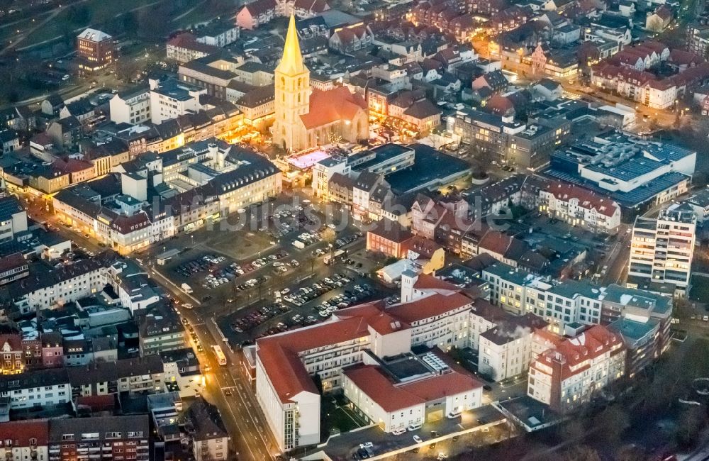 Nachtluftbild Hamm - Nachtluftbild vom Weihnachtsmarkt- Veranstaltungsgelände und Verkaufs- Hütten und Buden auf dem Marktplatz an der Pauluskirche in Hamm im Bundesland Nordrhein-Westfalen