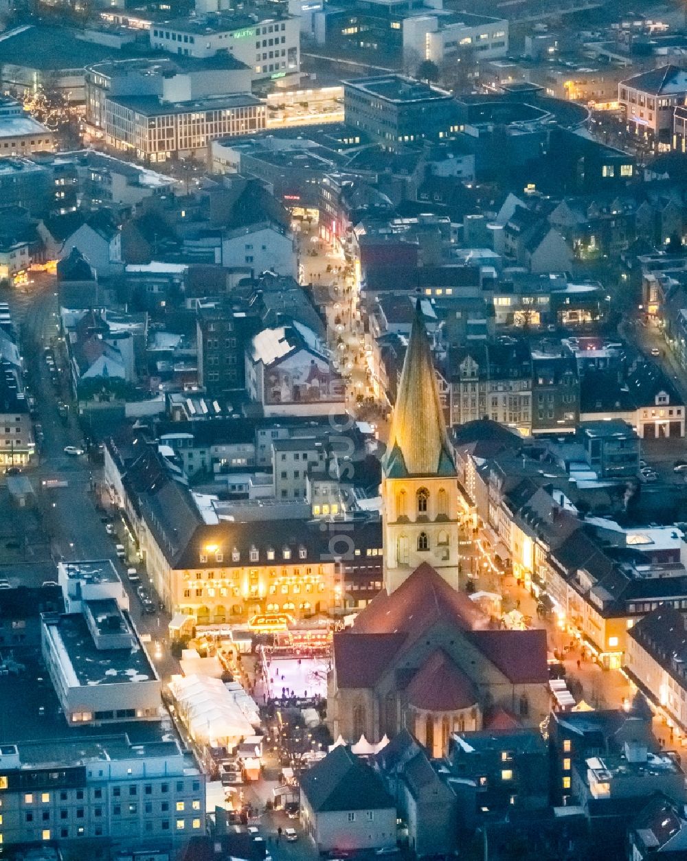 Hamm bei Nacht von oben - Nachtluftbild vom Weihnachtsmarkt- Veranstaltungsgelände und Verkaufs- Hütten und Buden auf dem Marktplatz an der Pauluskirche in Hamm im Bundesland Nordrhein-Westfalen