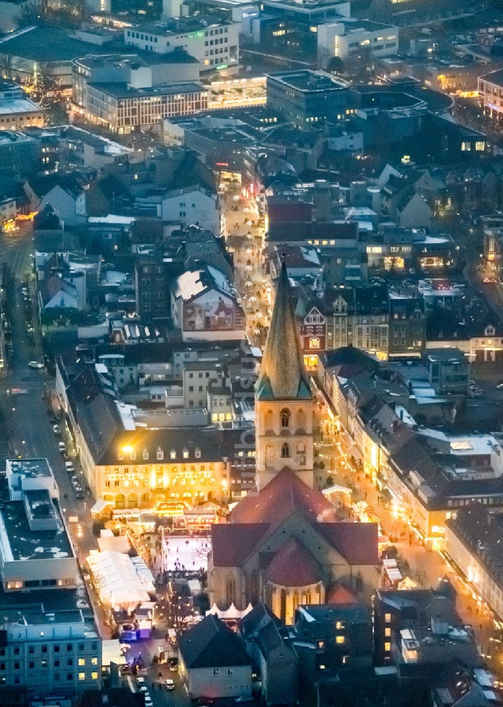 Hamm bei Nacht aus der Vogelperspektive: Nachtluftbild vom Weihnachtsmarkt- Veranstaltungsgelände und Verkaufs- Hütten und Buden auf dem Marktplatz an der Pauluskirche in Hamm im Bundesland Nordrhein-Westfalen