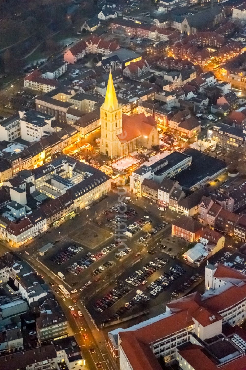 Nacht-Luftaufnahme Hamm - Nachtluftbild vom Weihnachtsmarkt- Veranstaltungsgelände und Verkaufs- Hütten und Buden auf dem Marktplatz an der Pauluskirche in Hamm im Bundesland Nordrhein-Westfalen