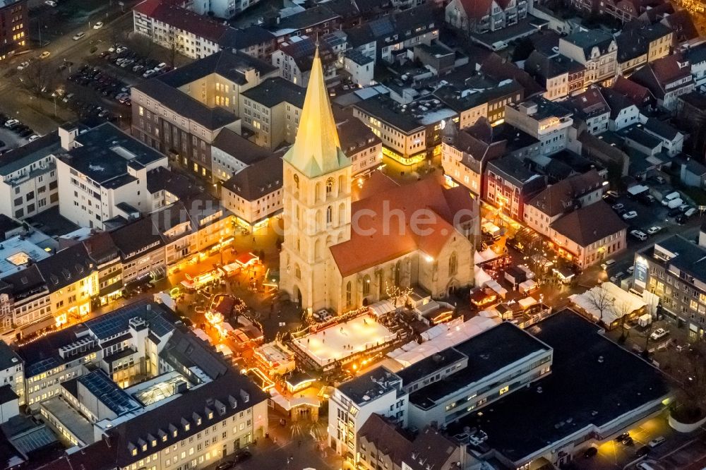 Hamm bei Nacht von oben - Nachtluftbild vom Weihnachtsmarkt- Veranstaltungsgelände und Verkaufs- Hütten und Buden auf dem Marktplatz an der Pauluskirche in Hamm im Bundesland Nordrhein-Westfalen