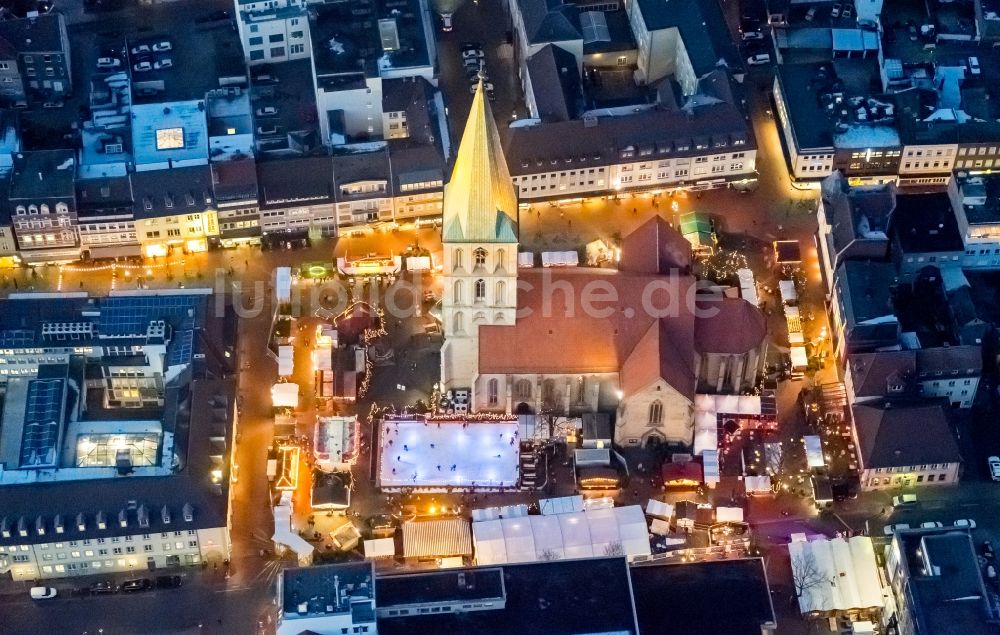 Hamm bei Nacht von oben - Nachtluftbild vom Weihnachtsmarkt- Veranstaltungsgelände und Verkaufs- Hütten und Buden auf dem Marktplatz an der Pauluskirche in Hamm im Bundesland Nordrhein-Westfalen