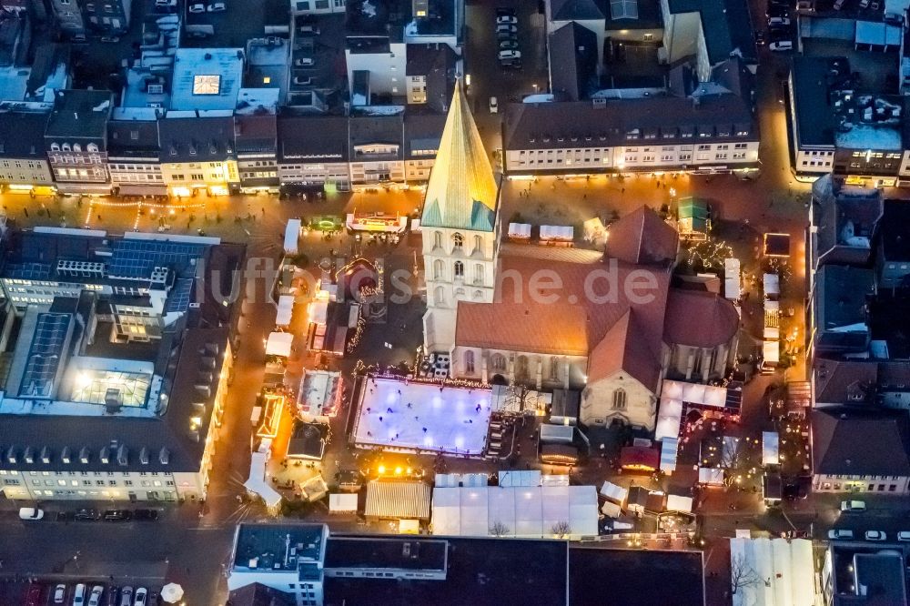 Hamm bei Nacht aus der Vogelperspektive: Nachtluftbild vom Weihnachtsmarkt- Veranstaltungsgelände und Verkaufs- Hütten und Buden auf dem Marktplatz an der Pauluskirche in Hamm im Bundesland Nordrhein-Westfalen