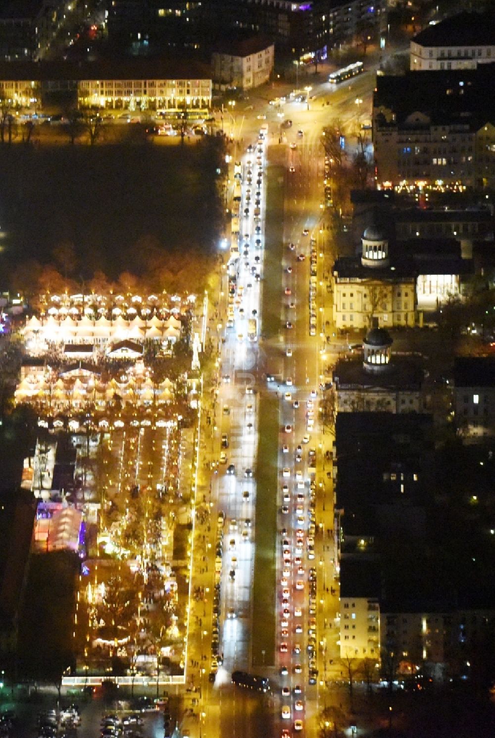 Nachtluftbild Berlin - Nachtluftbild vom Weihnachtsmarkt- Veranstaltungsgelände und Verkaufs- Hütten und Buden am Schloss Charlotteburg im Ortsteil Bezirk Charlottenburg-Wilmersdorf in Berlin