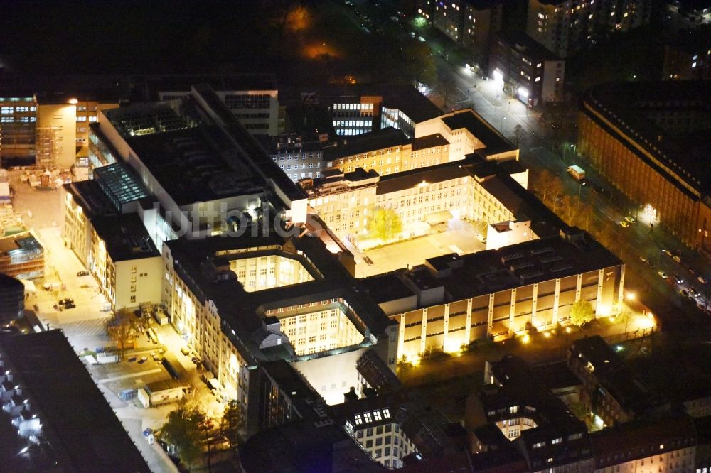 Berlin bei Nacht aus der Vogelperspektive: Nachtluftbild vom Werksgelände der Bundesdruckerei GmbH in Berlin