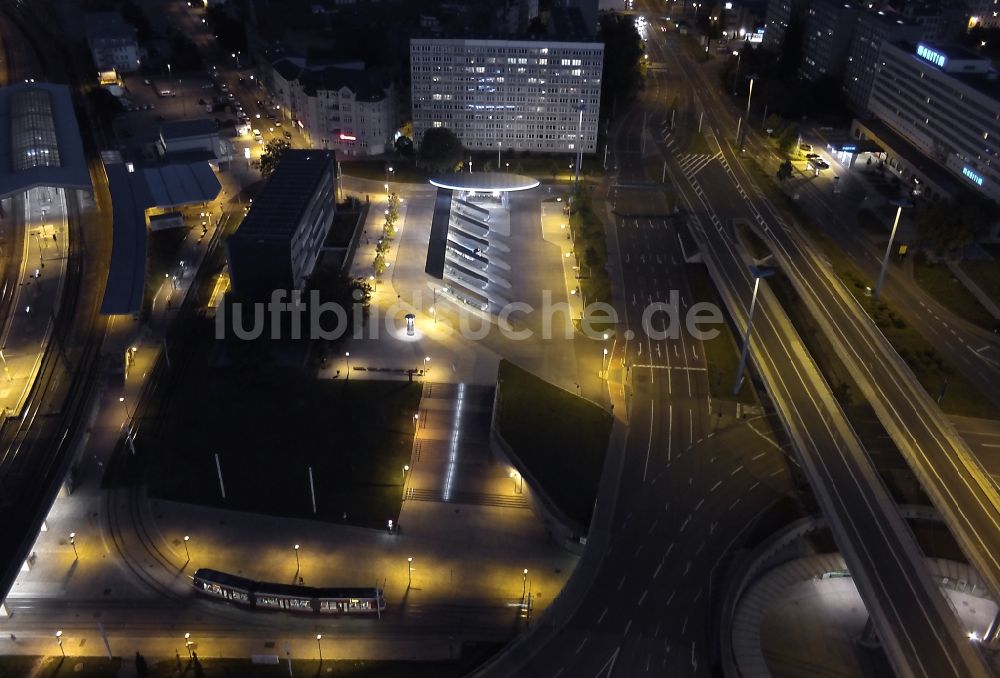 Halle (Saale) bei Nacht aus der Vogelperspektive: Nachtluftbild vom ZOB Zentraler Omnibusbahnhof am Kreisverkehr an der Kreuzung am Riebeckplatz in Halle (Saale) im Bundesland Sachsen-Anhalt