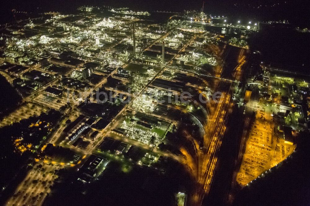 Marl bei Nacht aus der Vogelperspektive: Nachtluftbild von den Anlagen des Chemiepark Marl (ehemals Chemische Werke Hüls AG) im Ruhrgebiet im Bundesland Nordrhein-Westfalen NRW