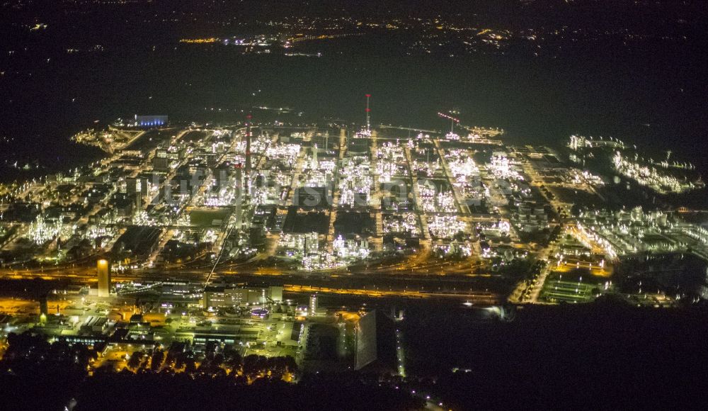 Marl bei Nacht aus der Vogelperspektive: Nachtluftbild von den Anlagen des Chemiepark Marl (ehemals Chemische Werke Hüls AG) im Ruhrgebiet im Bundesland Nordrhein-Westfalen NRW