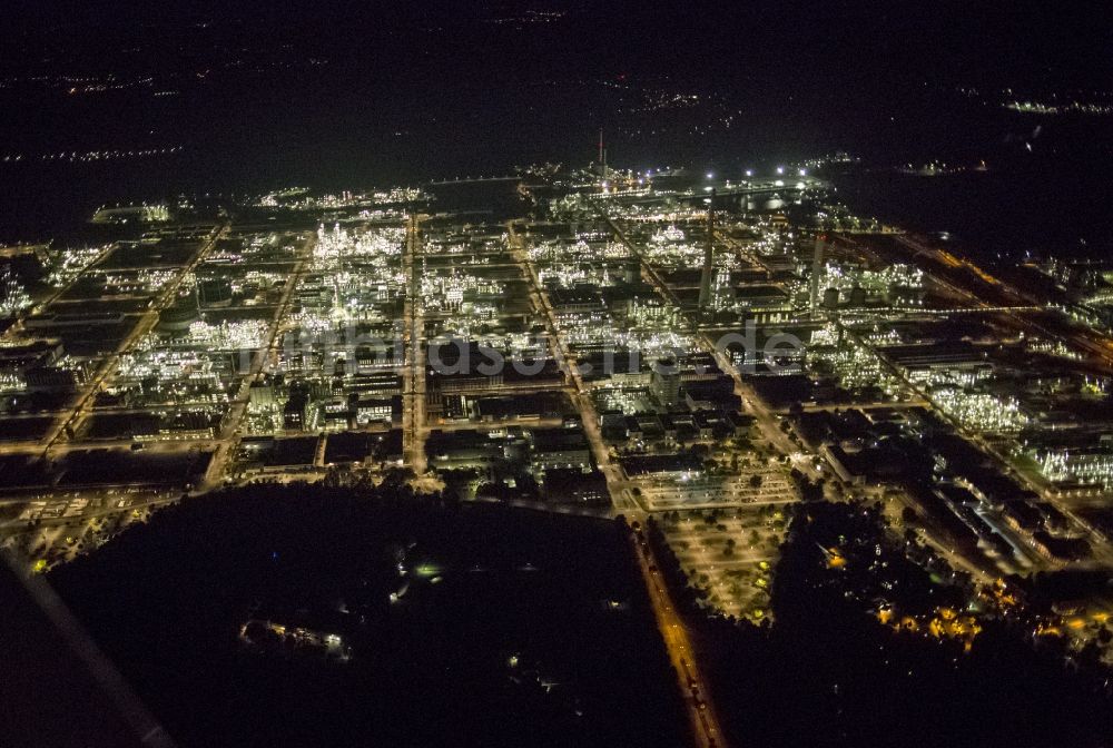 Nacht-Luftaufnahme Marl - Nachtluftbild von den Anlagen des Chemiepark Marl (ehemals Chemische Werke Hüls AG) im Ruhrgebiet im Bundesland Nordrhein-Westfalen NRW